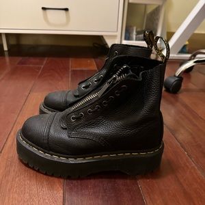 Doc marten boots in almost brand new condition. Worn 2-3 times. Size 39.